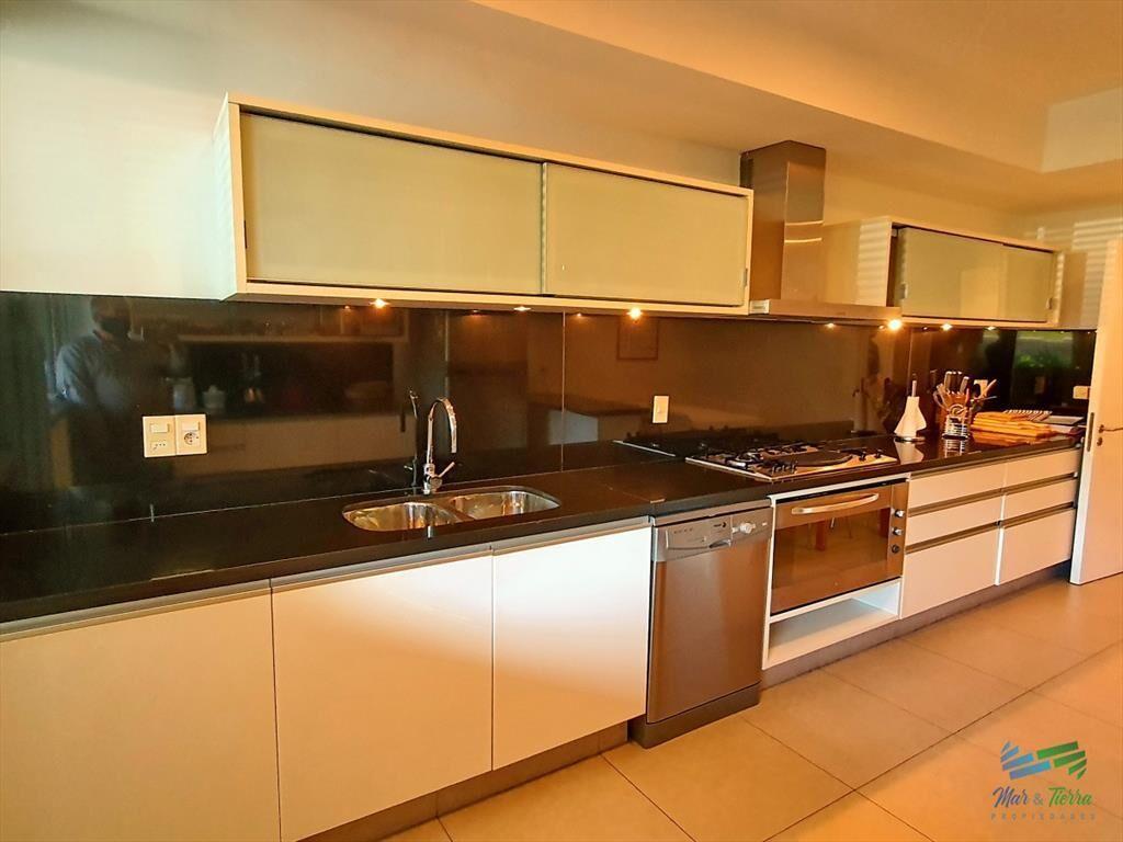 Vendo apartamento de 2 dormitorios y 3 baños.