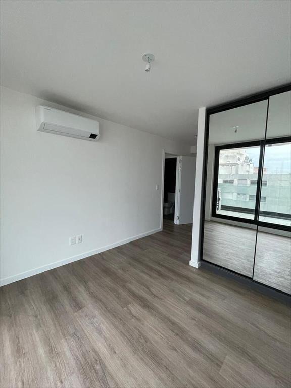 Venta Apartamento amplio 2 dormitorio, 2 baños y balcón con