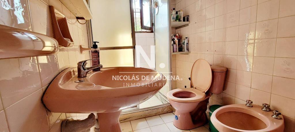 Hermosa casa de 2 niveles, con amplios espacios.