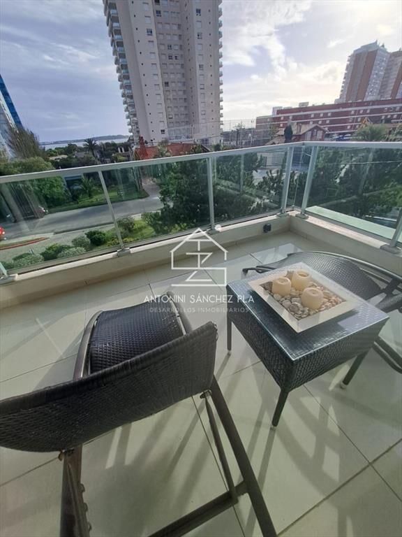 Apartamento en Playa Mansa a la venta 3 Dormitorios con vis