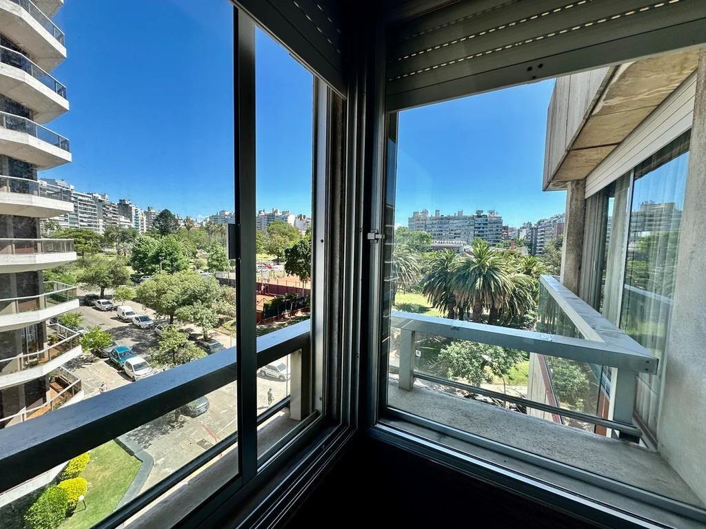 Venta de apartamento de 3 dormitorios y servicio en Villa Bi
