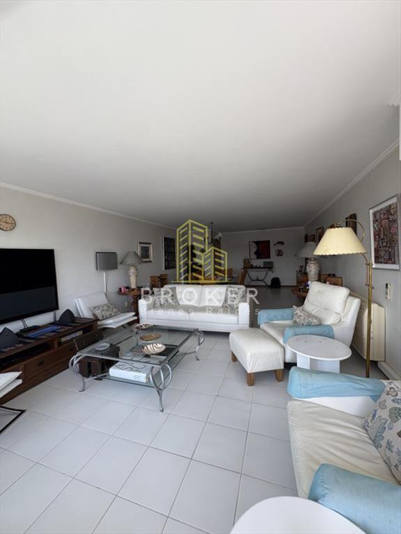 Venta de departamento de 3 dormitorios + servicio