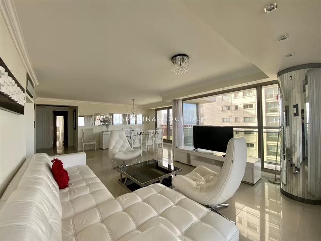 Hermoso apartamento en venta con agradable vista al Mar de