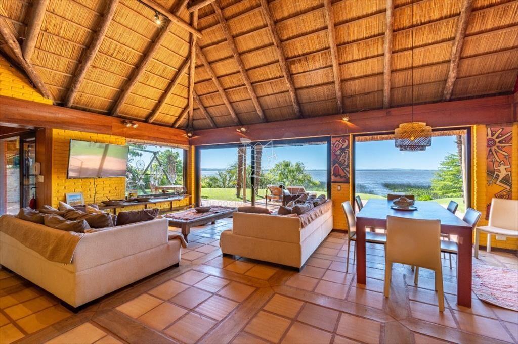 Casa  sobre la Laguna con playita