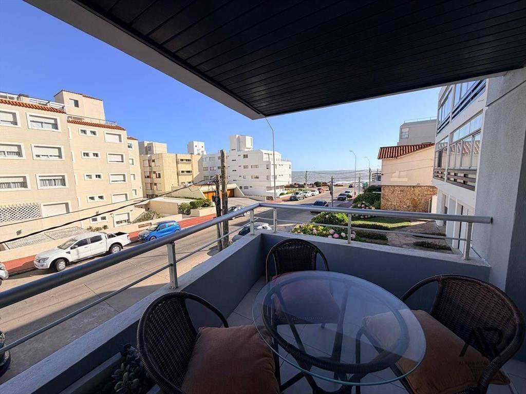 Apto en alquiler 3 dorm c/ cochera en Península vista al mar