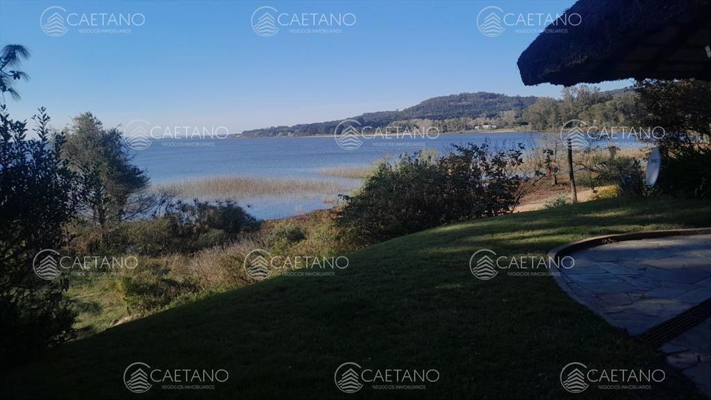 Directamente sobre la Laguna del sauce