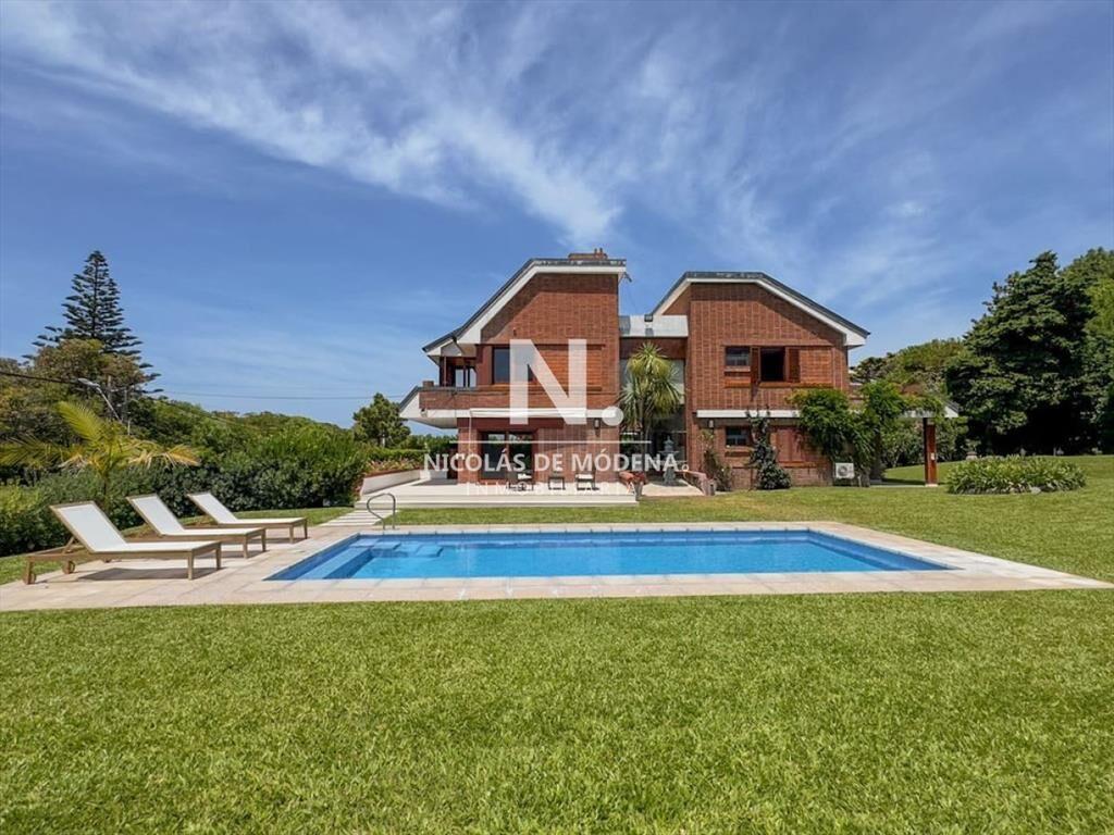 En venta casa de 4 dormitorios, impecable en San
