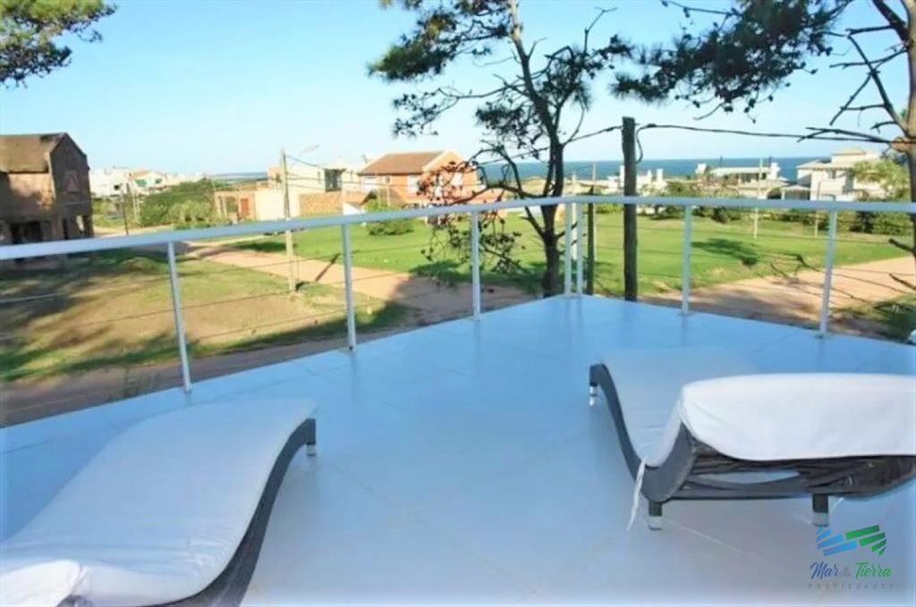 Excelente Casa de 6 Dormitorios y Piscina en La