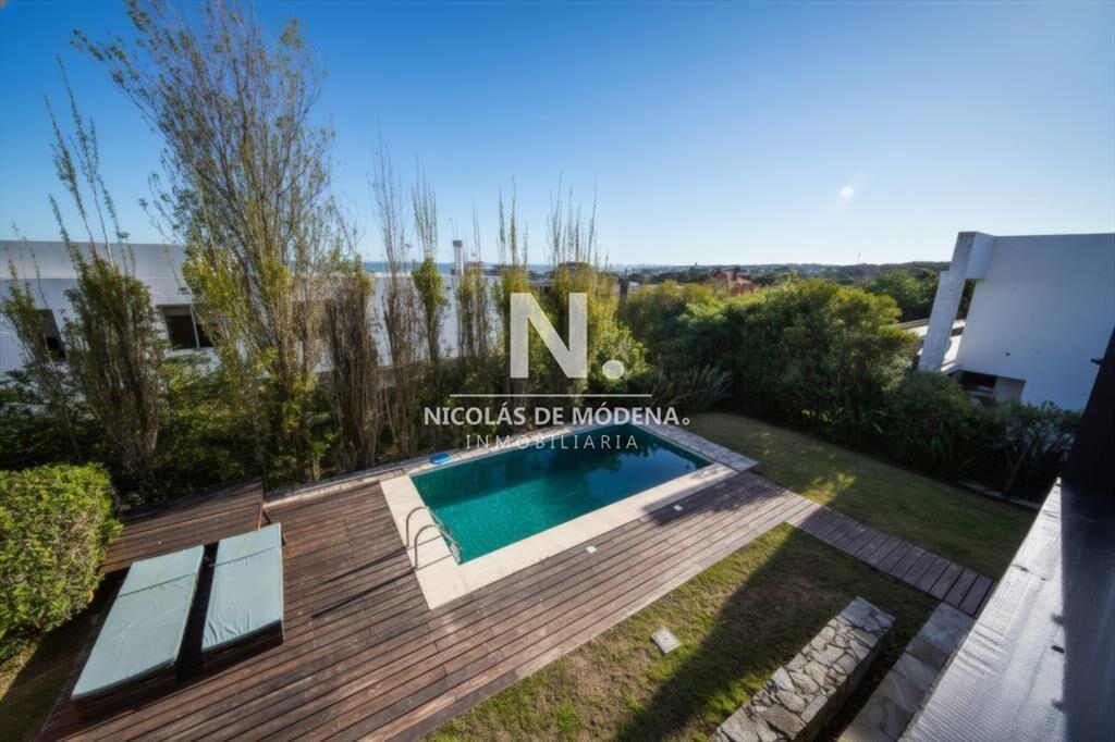 Venta de casa de 5 dormitorios en Punta Piedras