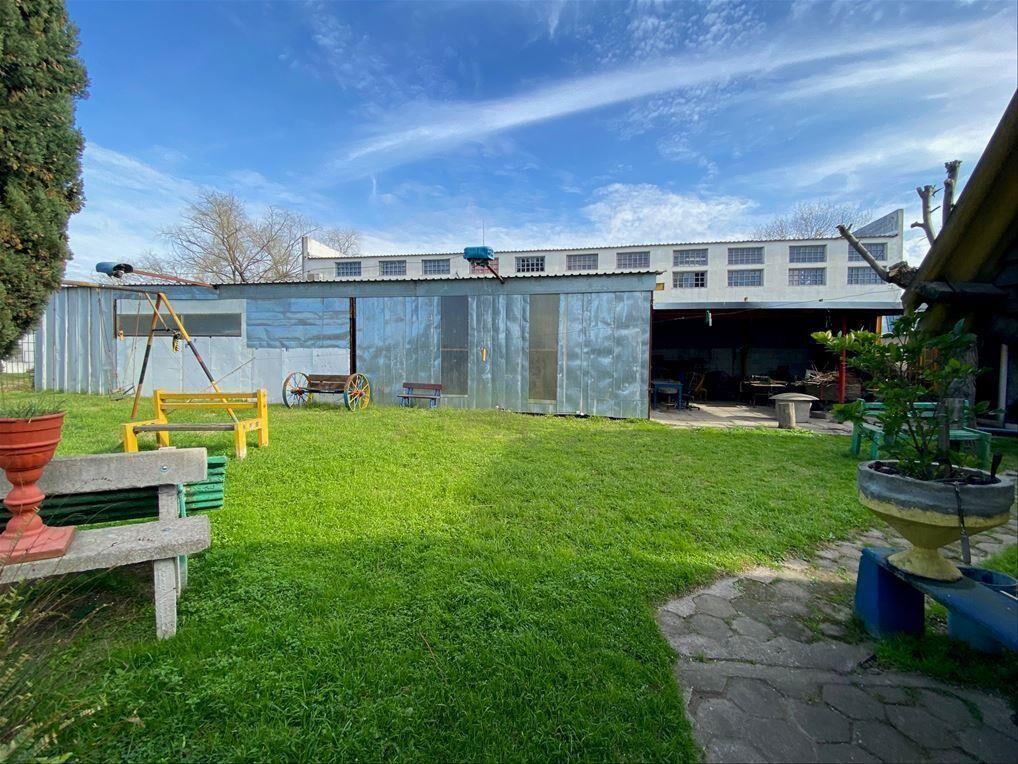 Venta de Amplio terreno con depósitos, galpones y casas