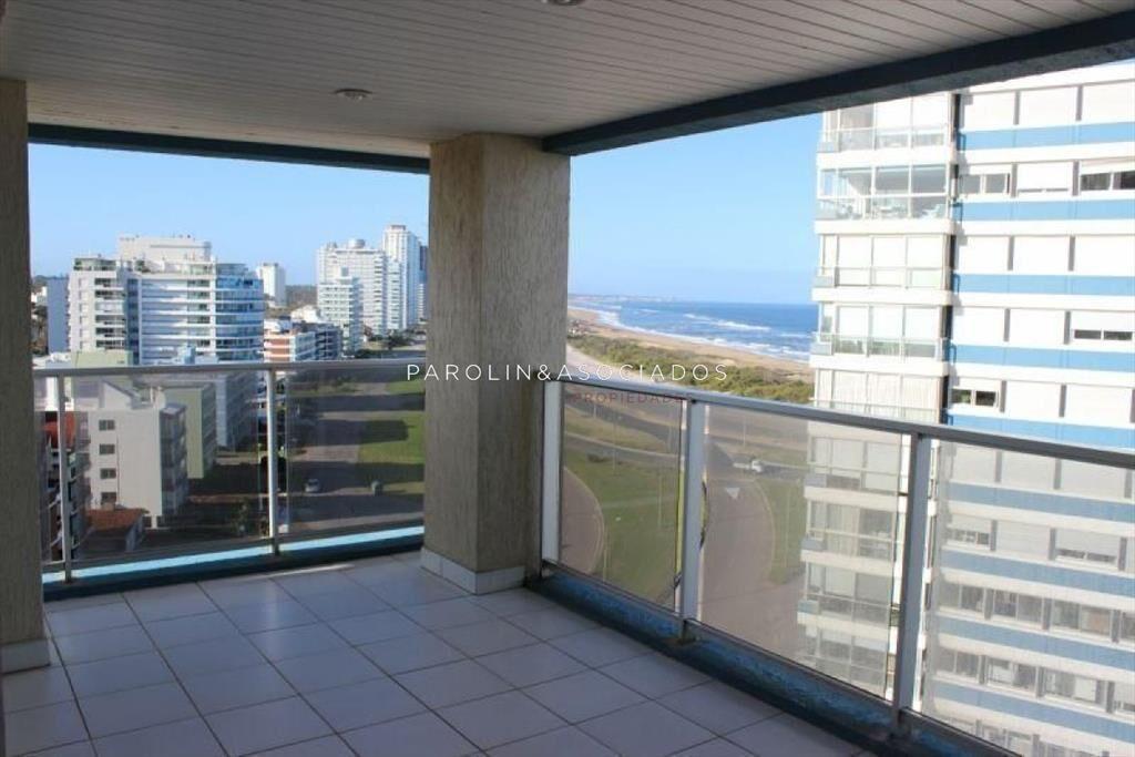 Apartamento en venta de 3 dormitorios en Ocean Tower, Punta