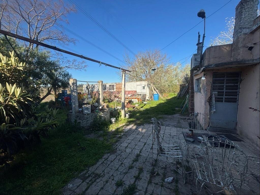 Terreno tipo chacra con casa y galpónes, con 205 m de frent
