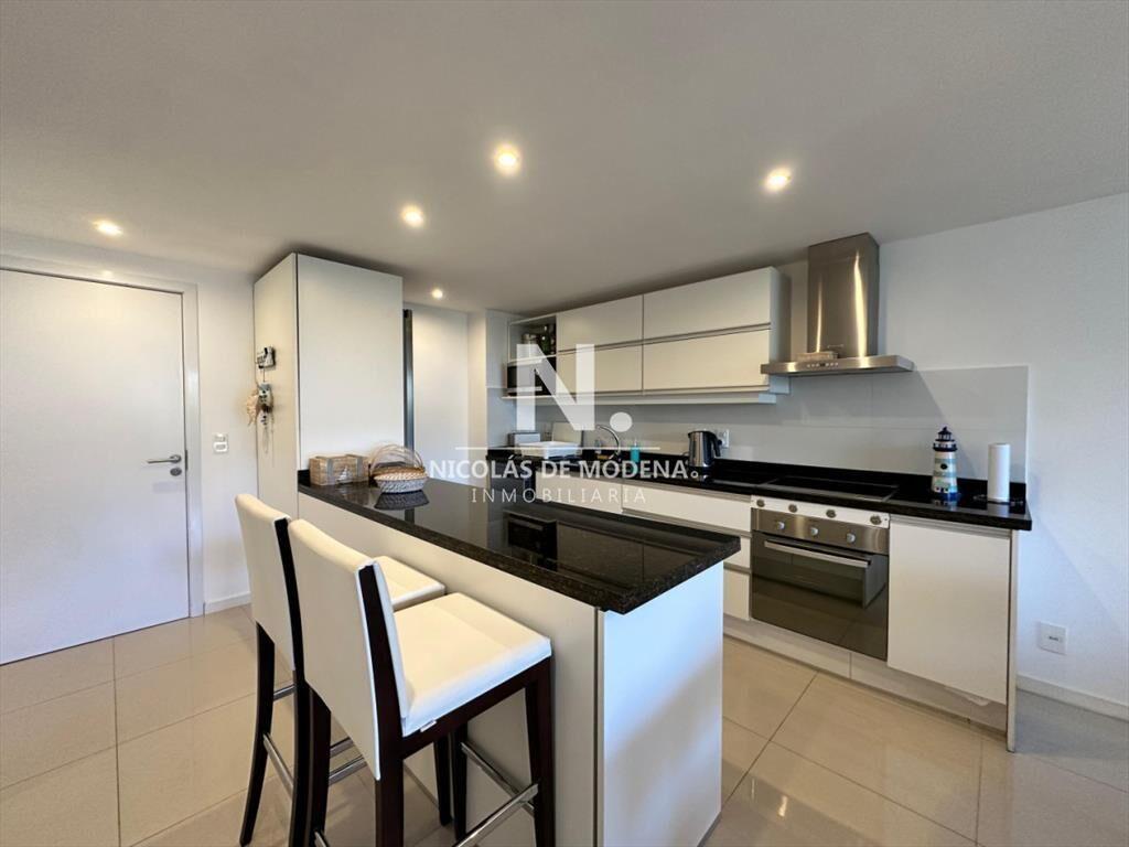 Vende en Punta del Este, apartamento de 3 dormitorios con v