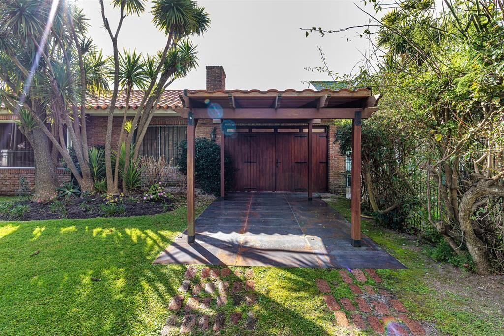 Casa en venta c/ cochera en Punta Gorda