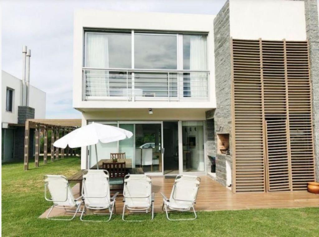 VENTA DE CASA DE 3 DORMITORIOS EN BARRIO CERRADO SILENTE