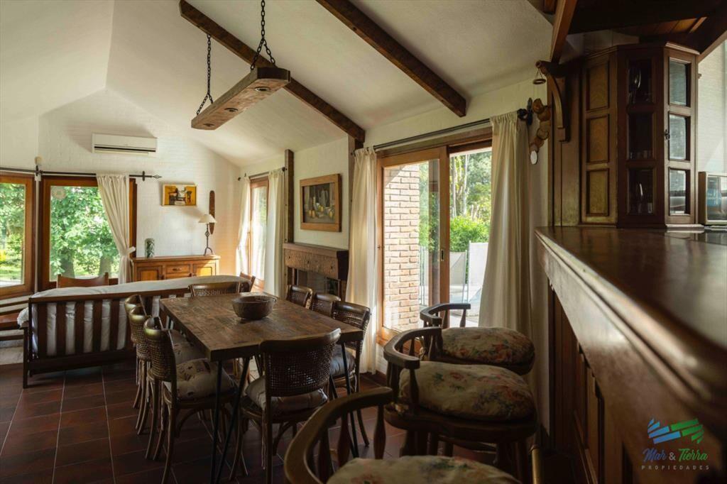 Casa en venta 4 dormitorios con piscina Pinares,
