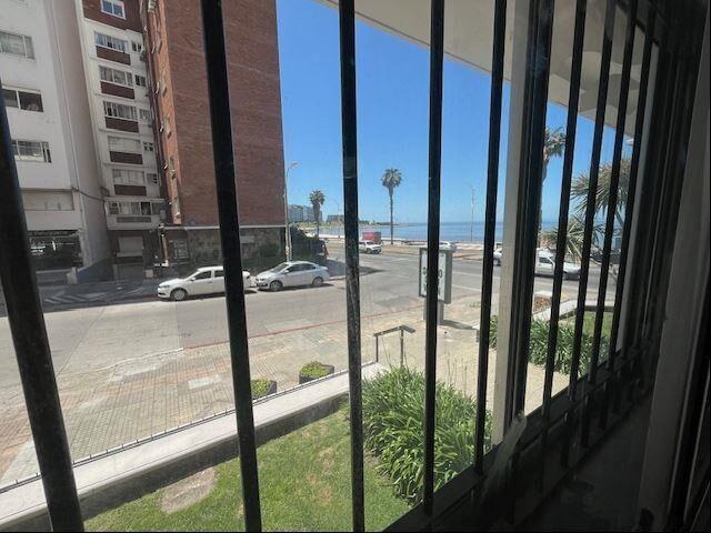 VENTA APARTAMENTO POCITOS 2 DORMITORIOS Y SERVICIO Y GARAJE