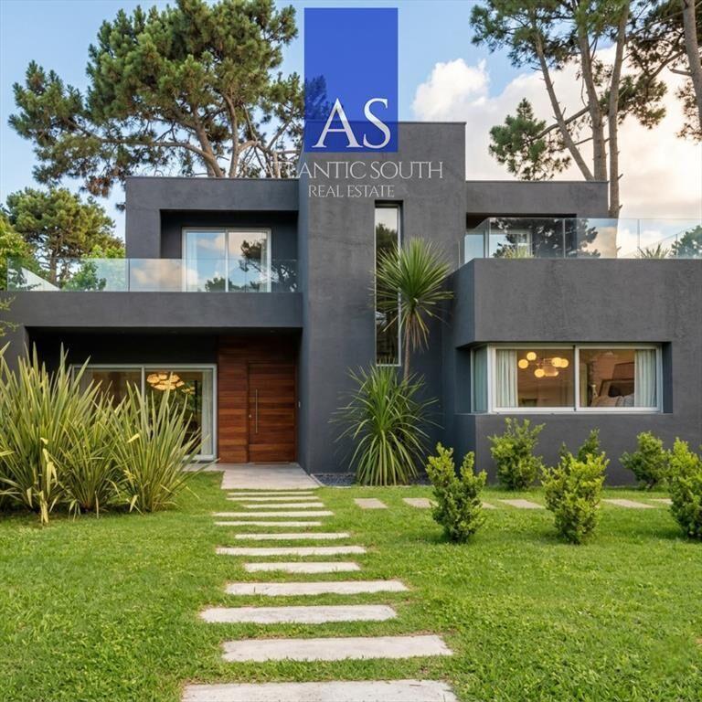 Casa moderna de 3 dormitorios estilo minimalista cercana al