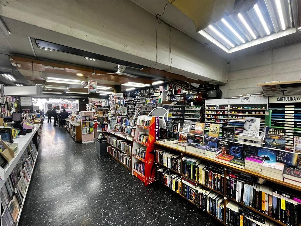 18 de julio frente a IMM, 250 m2 + entrepiso, 10 mts de fre