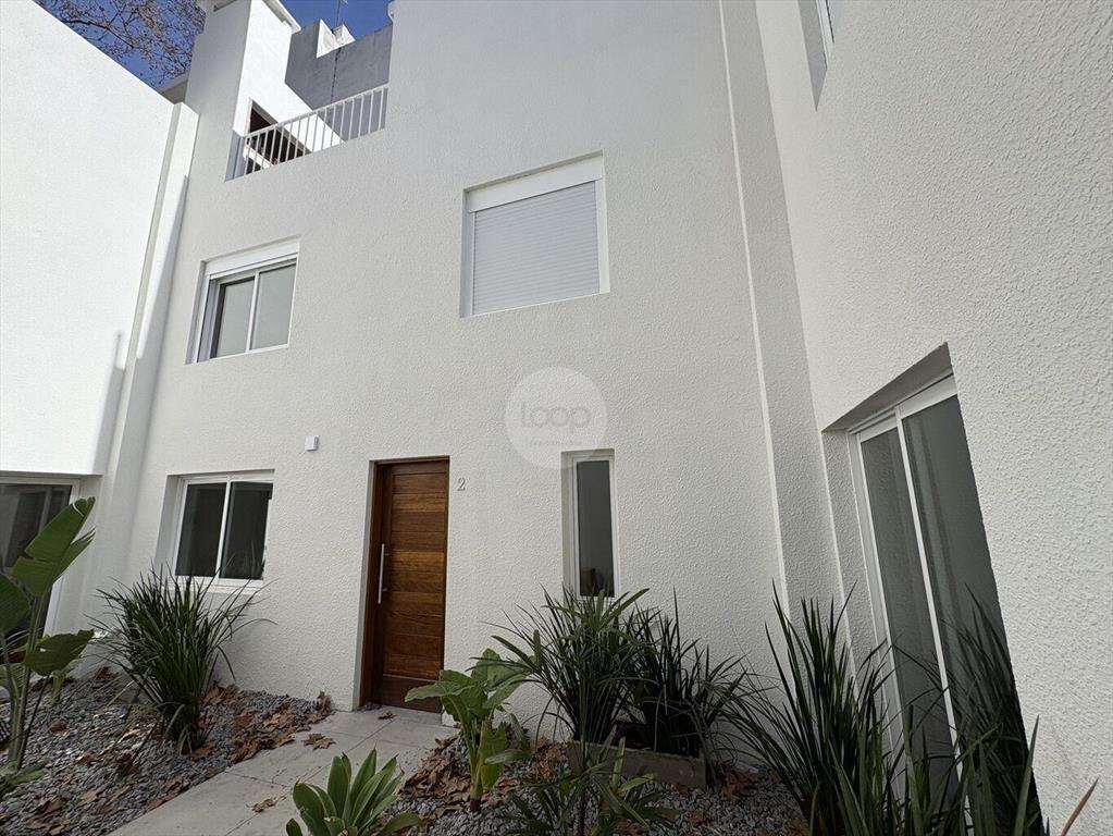 Venta CON RENTA apartamento triplex 2 dorm + estudio, Cordo