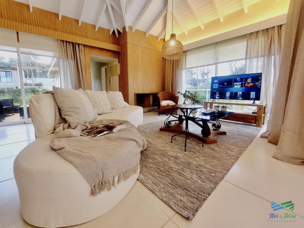 Excelente Casa de 6 Dormitorios y Piscina en La