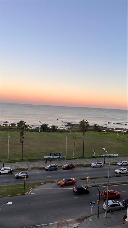 Apartamento 2 dormitorios, 2 baños, terraza al frente y gge