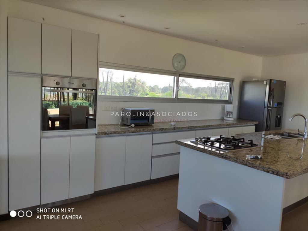 Casa de 3 dormitorios en venta con piscina y vista al mar,