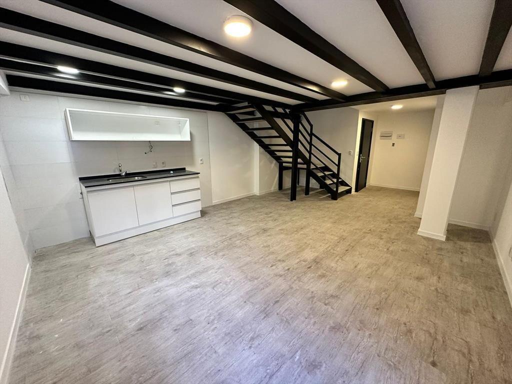 Loft frente a plaza Matriz, 77,5 M2, planta baja   entrepis