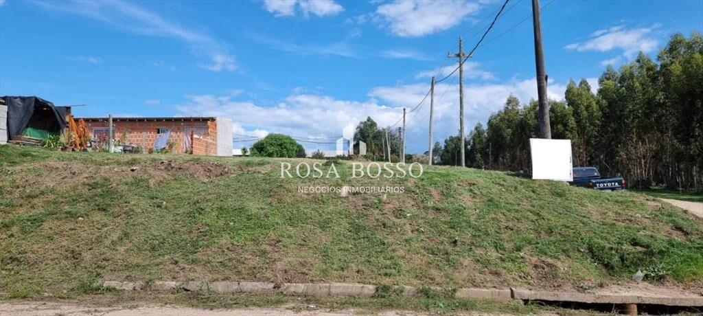 Terreno esquinero en Los Aromos, Maldonado,