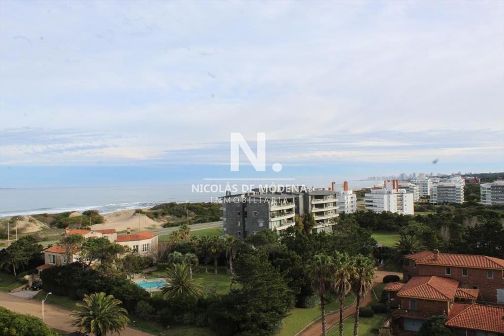 Vende apartamento de 2 dormitorios en Punta del