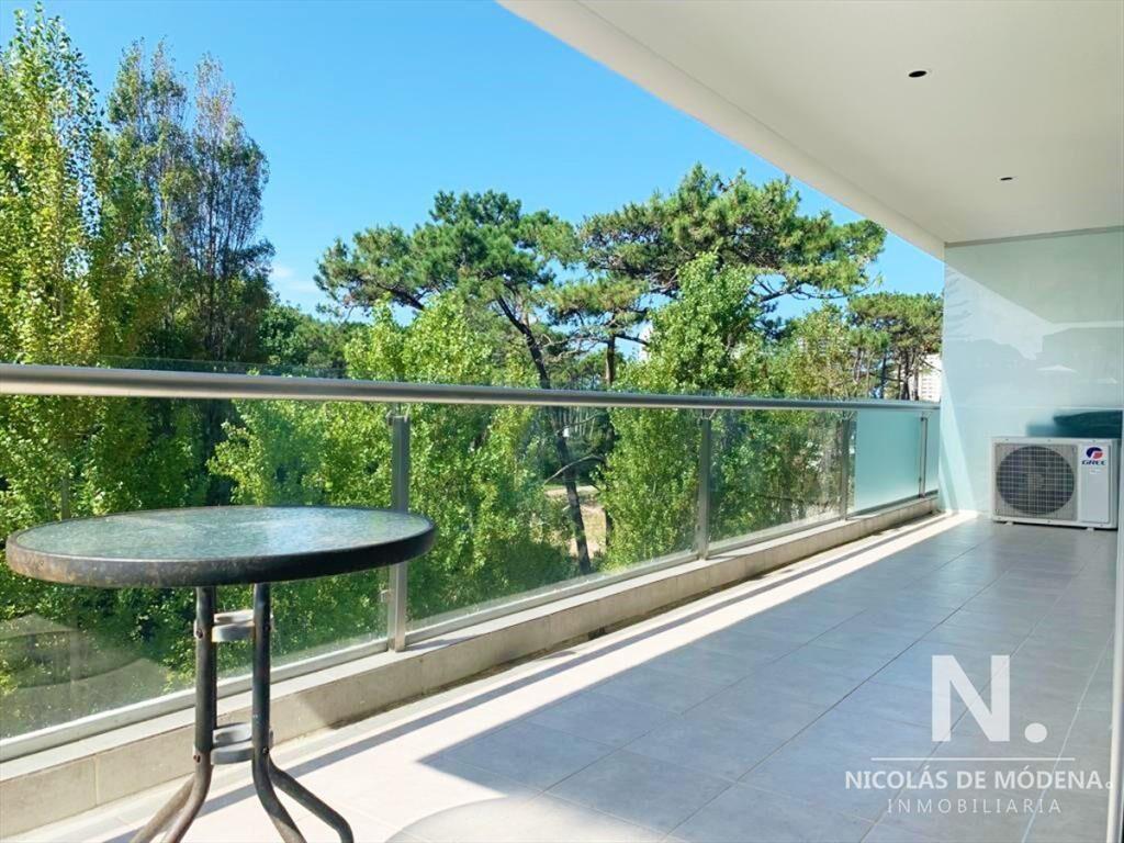 Moderno apartamento de Dos Dormitorios en Venta - Punta del