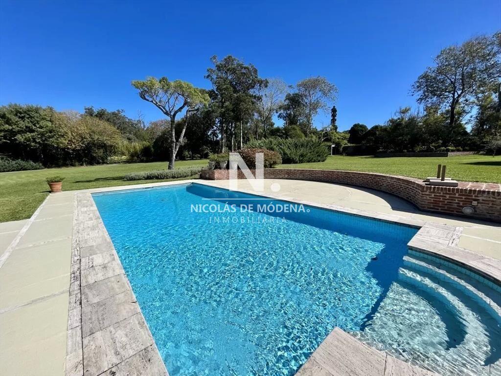 Amplia casa de 5 dormitorios con piscina