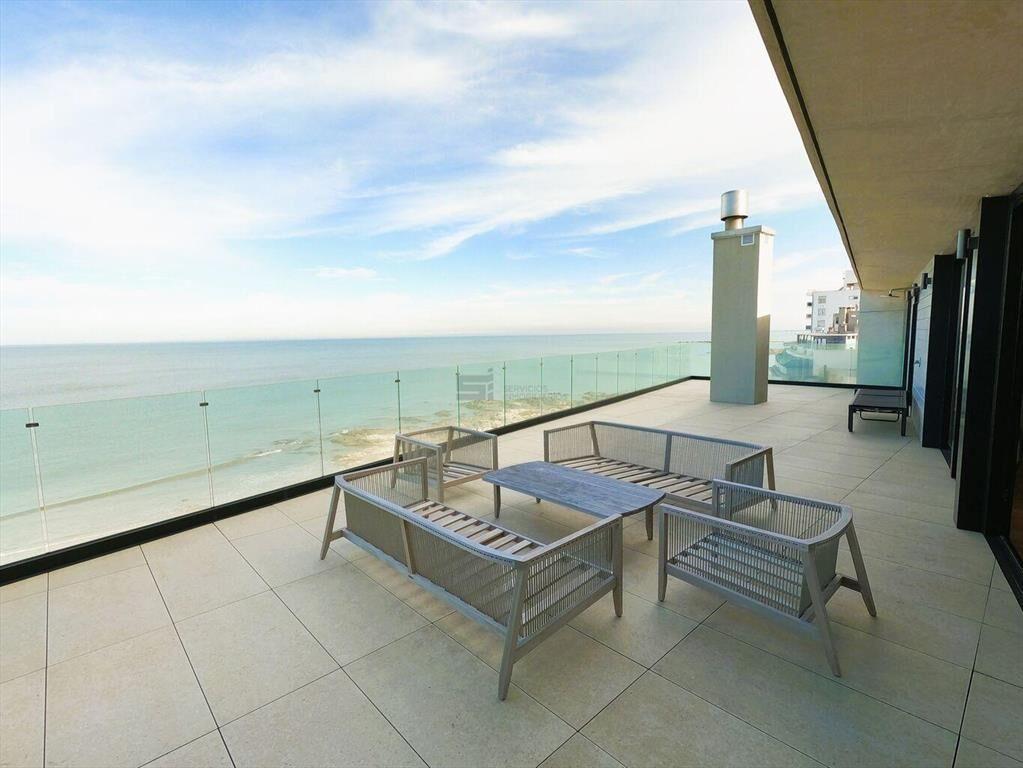 Venta penthouse dos dormitorios tres baños Malvin Frente Ra