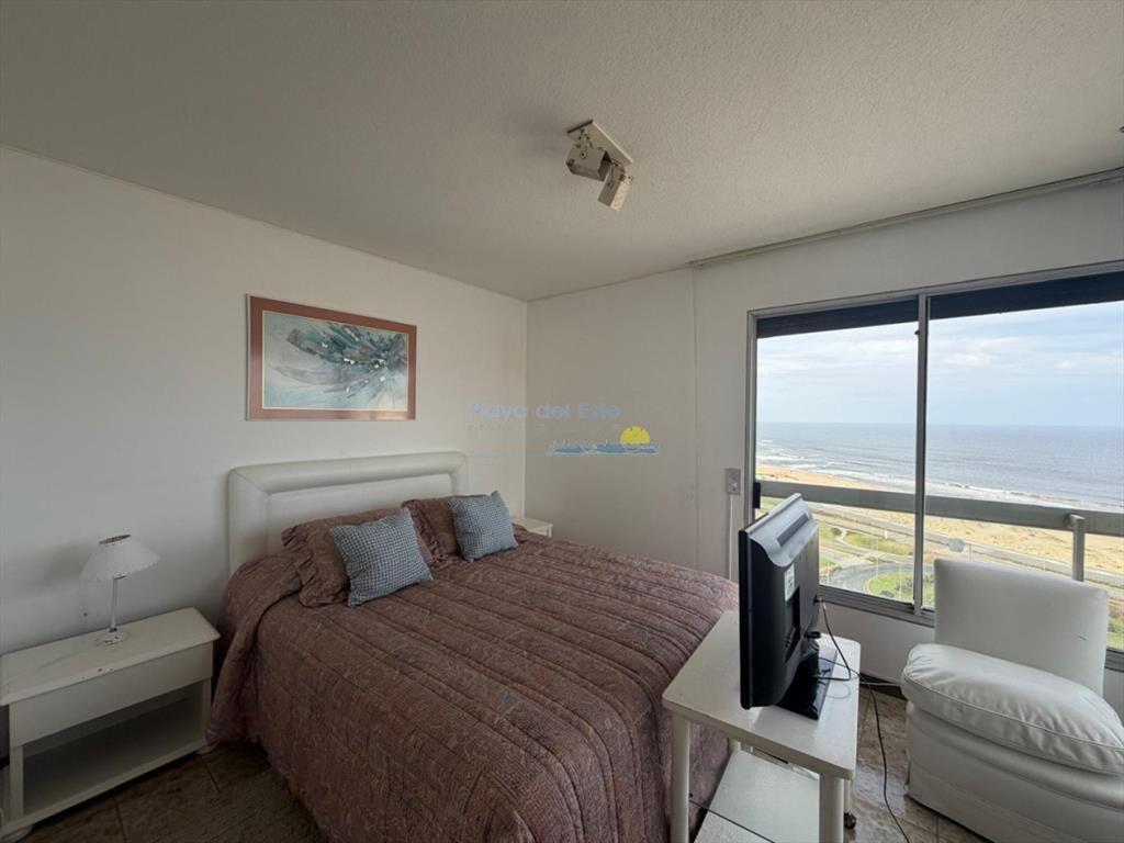 Apartamento de 3 dormitorios y servicio en Venta