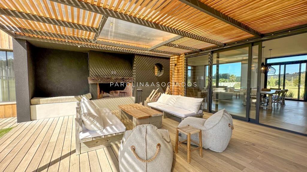 Casa en Venta de 4 dormitorios en suite, El Quijote La Barr