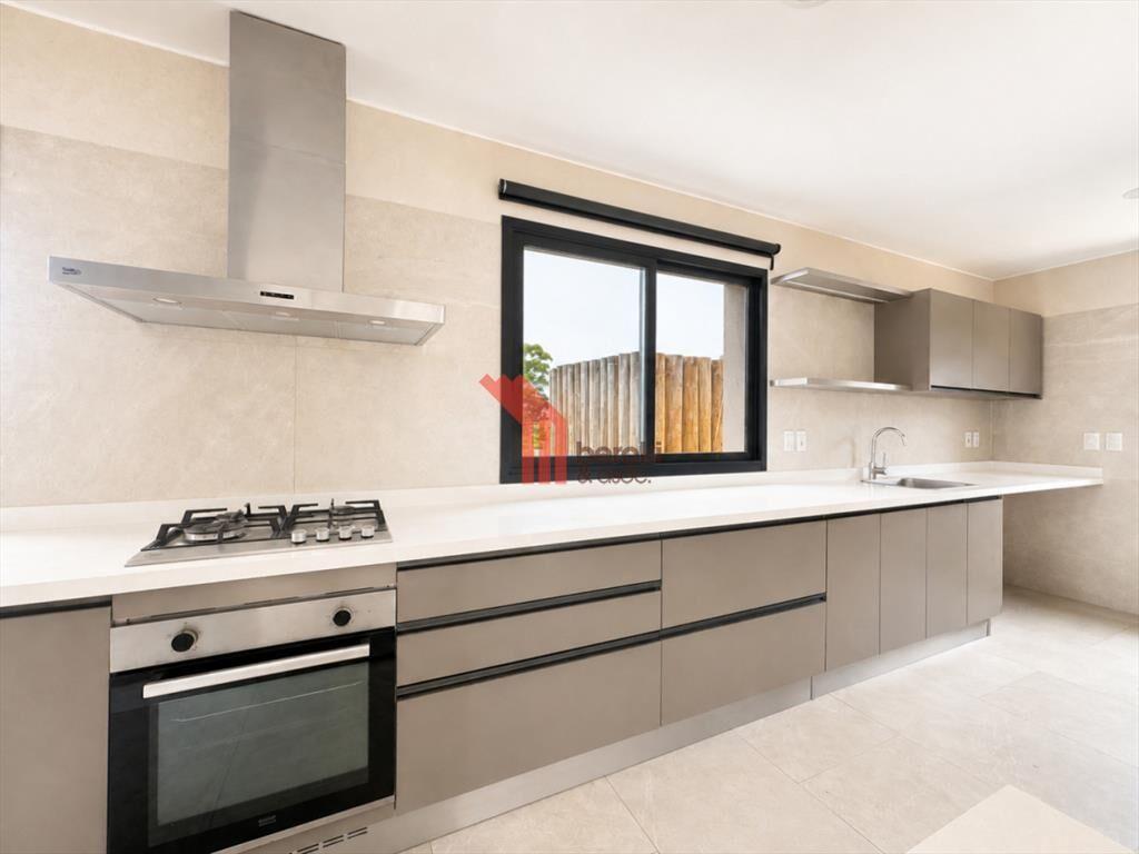Venta de casa de 3 dormitorios, 3 baños y cuarto