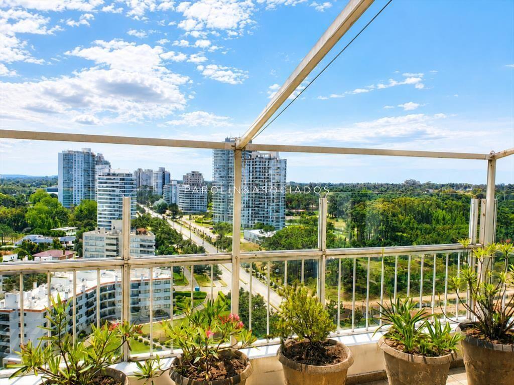 Espectacular penthouse en venta. Edificio Tiburon planta de