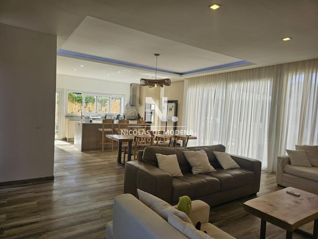 Vende casa de 4 dormitorios en Barrio Marly, del