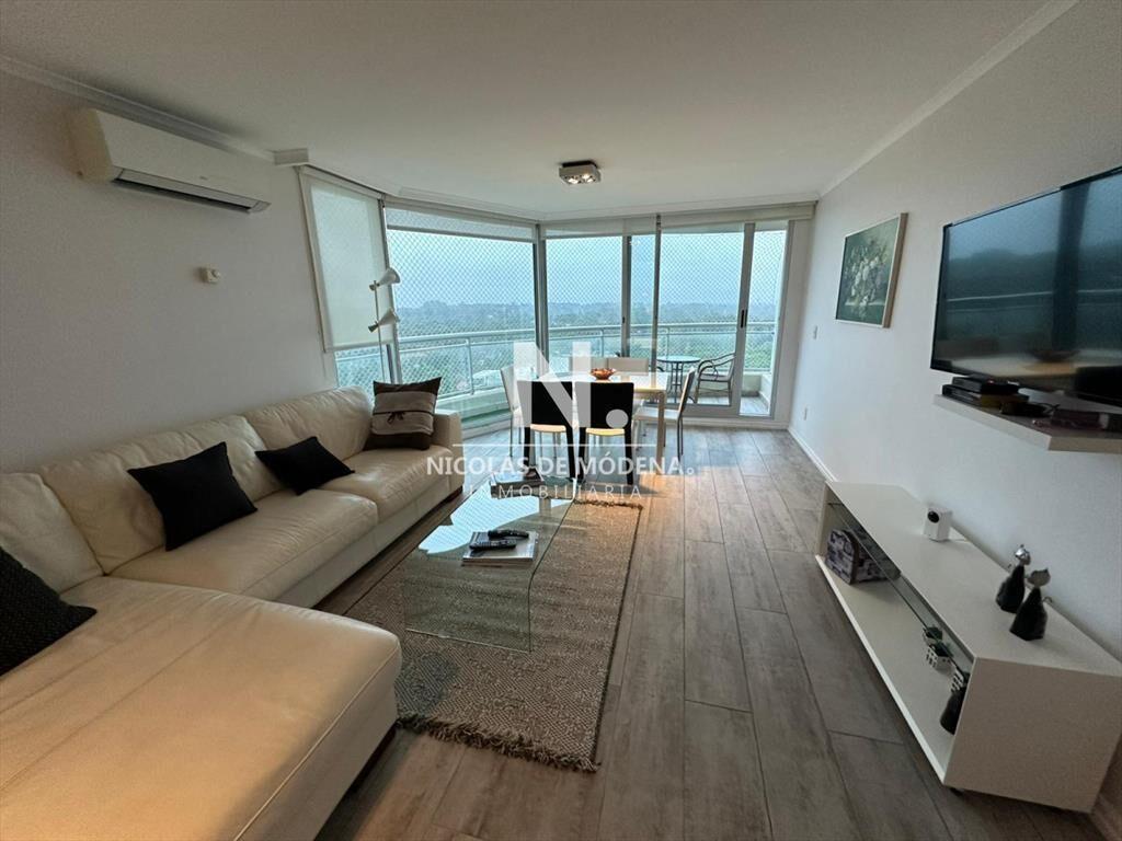 Penthouse de 3 dormitorios en venta a metros de