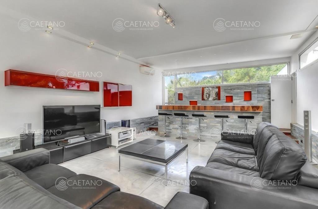 Venta casa 5 dormitorios. Playa brava, Punta del Este.