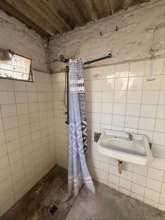 Terreno con construcciones a reciclar, muy buena ubicación
