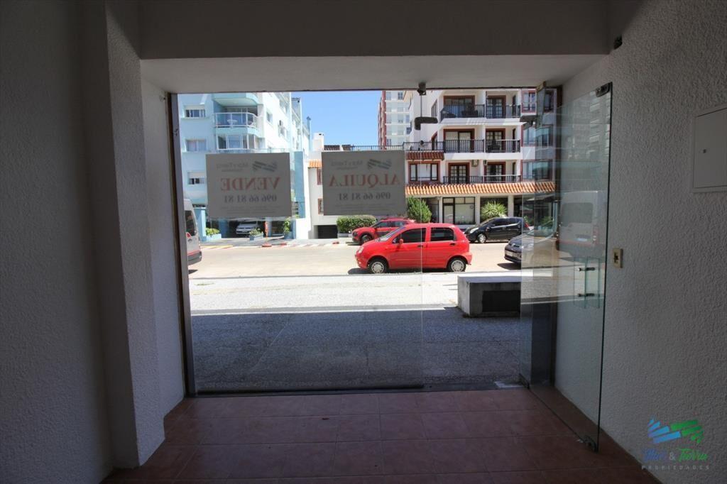 En venta Local a la calle con baño en Peninsula,