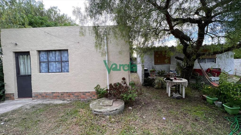 Una casa y dos aptos en venta en Salinas ideal