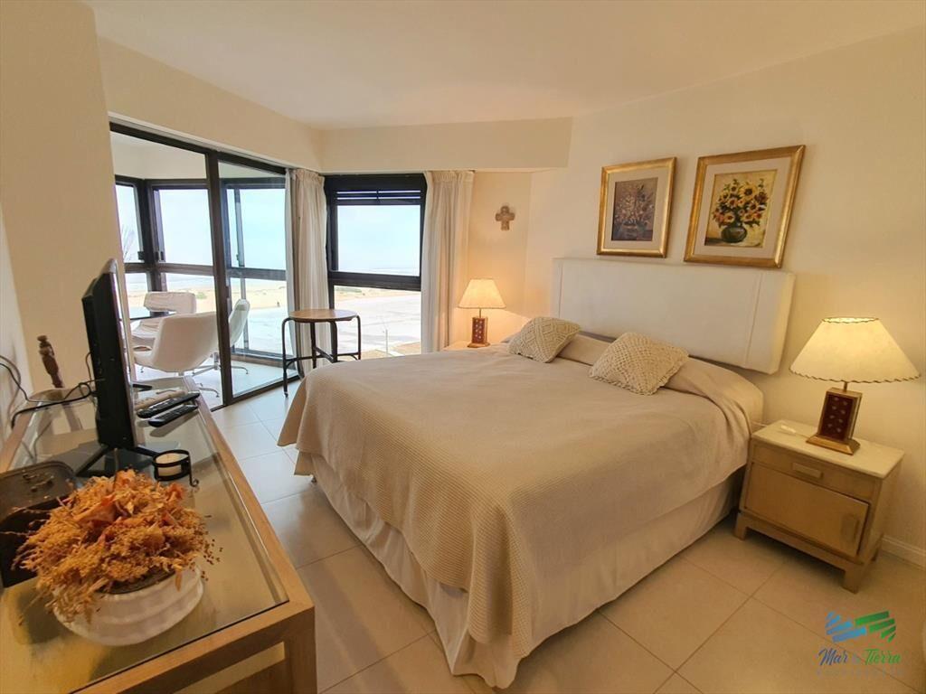 En venta apartamento 3 dormitorios, vista al mar, primera l