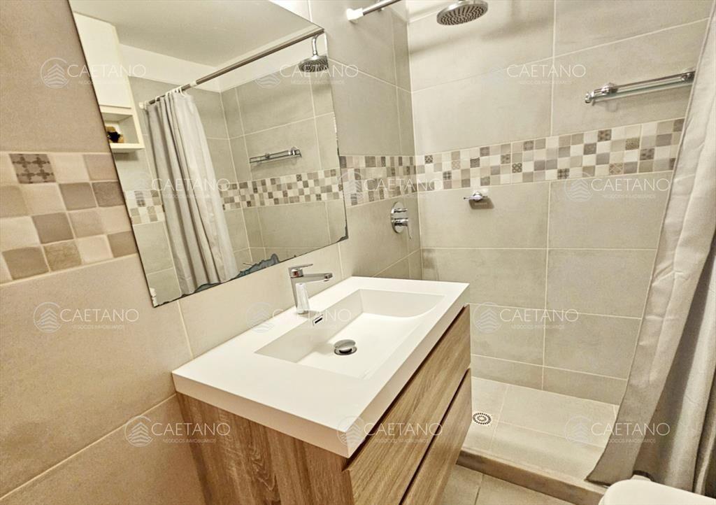 Apartamento de 2 dormitorios y 2 baños a 1 de y