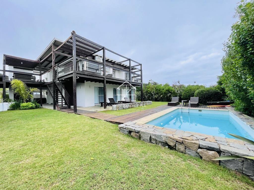 Excelente Casa de 5 Dormitorios en Manantiales, Punta del E