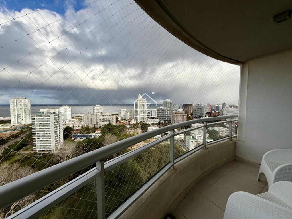 Alquiler apartamento tres dormitorios Punta del
