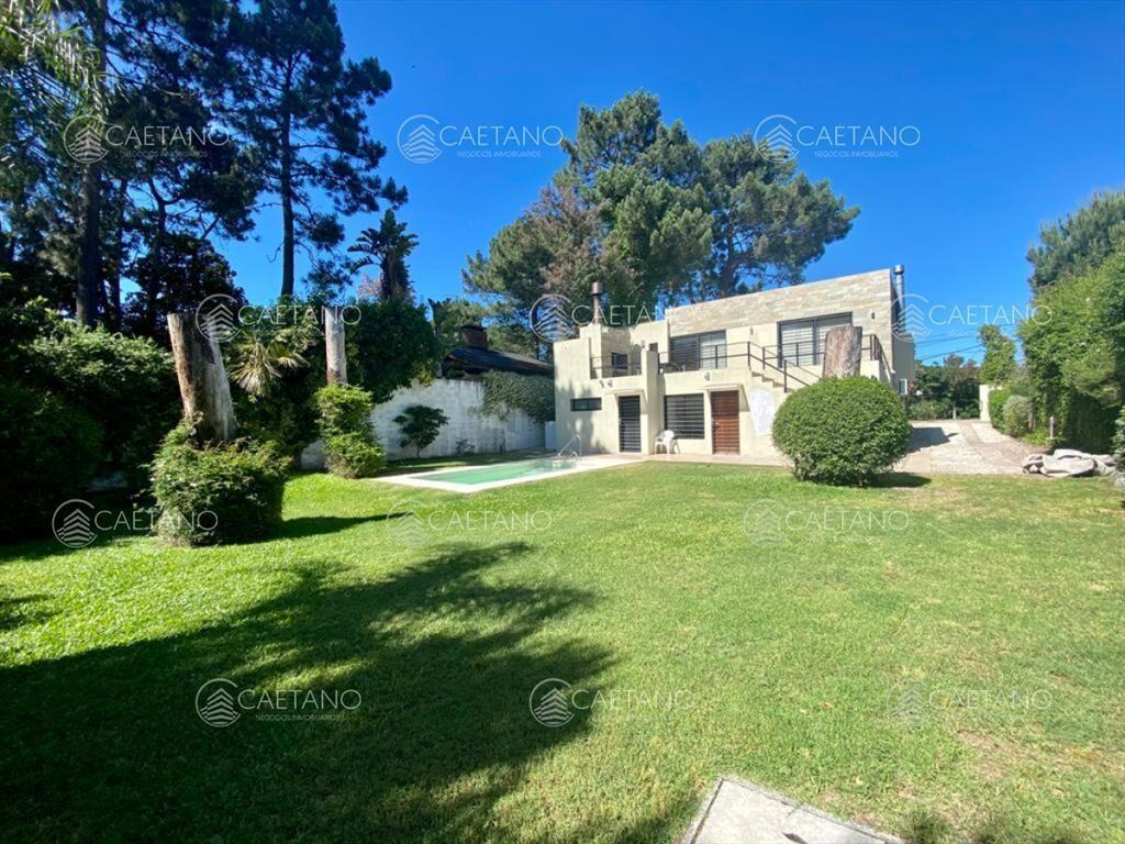 Casa Moderna de Piedra zona Pinares