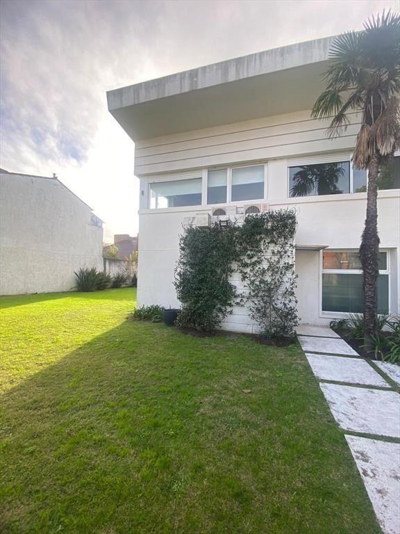 Oficina en Carrasco con sala de reunion y 5 privados. Próxi