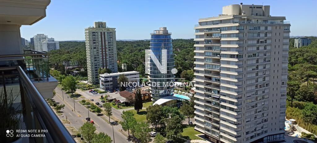 Vende apartamento de 3 dormitorios en Brava Punta